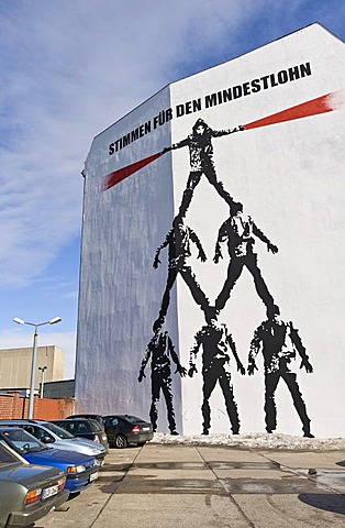 "Stimmen fuer den Mindestlohn", voices for the minimum wage, "Die Menschenpyramide", man pyramid, mural by Victor Ash on Schiffbauerdamm, Berlin, Germany, Europe