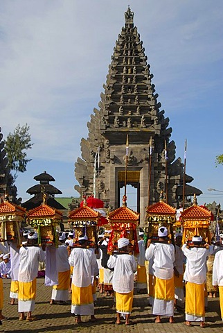 Balinese Hinduism, gathering of believers, ceremony, believers in bright temple dress carrying shrines, in the back a temple tower, Pura Ulun Danu Batur temple, Batur village, Bali, Indonesia, Southeast Asia, Asia