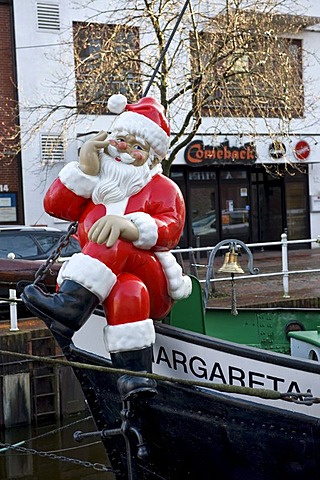 Santa Claus figure on the bow of the historic ship "Margaret" in the Fleth canal in Buxtehude, Lower Saxony, Germany, Europe