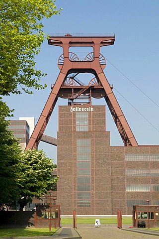 Headframe of the Zeche Zollverein mine, UNESCO World Heritage Site, Essen, Ruhrgebiet area, North Rhine-Westphalia, Germany, Europe
