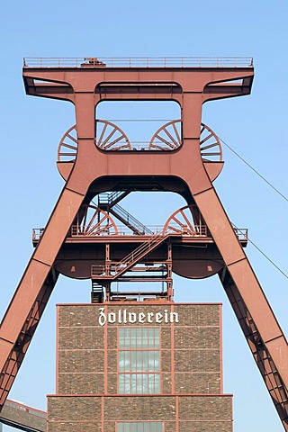 Headframe of the Zeche Zollverein mine, UNESCO World Heritage Site, Essen, Ruhrgebiet area, North Rhine-Westphalia, Germany, Europe