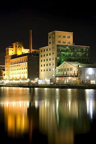 Hafenforum office building in the Innenhafen Duisburg inner harbor at night, Ruhrgebiet area, North Rhine-Westphalia, Germany, Europe