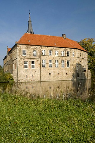 Wasserburg Vischering moated castle in Luedinghausen, Muensterland region, North Rhine-Westphalia, Germany, Europe