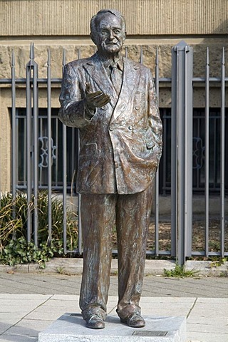 Statue of Johannes Rau, former Prime Minister and Federal President, Duesseldorf, state capital of North Rhine-Westphalia, Germany, Europe