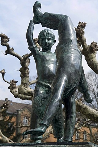 Radschlaegerbrunnen, cartwheelers' fountain, Rheinuferpromenade, River Rhine Promenade, Duesseldorf, state capital of North Rhine-Westphalia, Germany, Europe