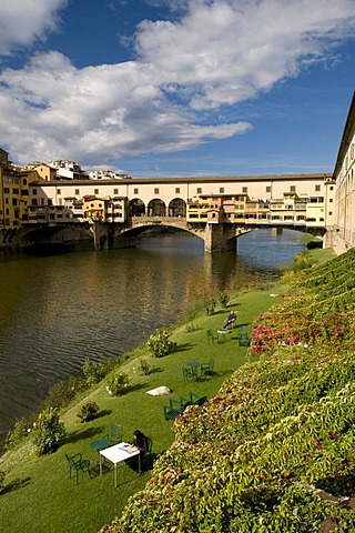 Ponte Vecchio, 14th century bridge over the Arno river, Florence, Tuscany, Italy, Europe