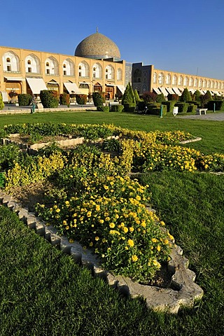 Meidan-e Emam, Naqsh-e Jahan, Imam Square with Sheik Lotfollah, Lotf Allah Mosque, Esfahan, UNESCO World Heritage Site, Isfahan, Iran, Persia, Asia