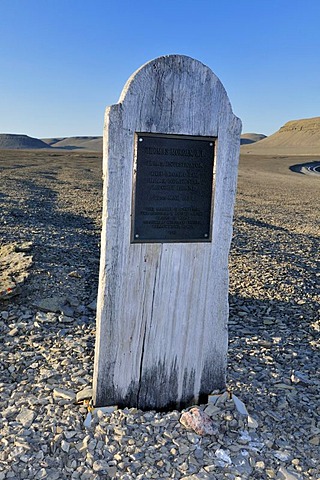 Grave of Thomas Morgan, member of the famous lost Franklin Expedition, Northwest Passage, Beechey Island, Lancaster Sound, Nunavut, Canada, Arctic