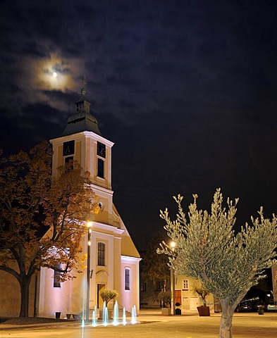 Neuer Hauptplatz square with parish church, Leobersdorf, Triestingtal, Lower Austria, Austria, Europe