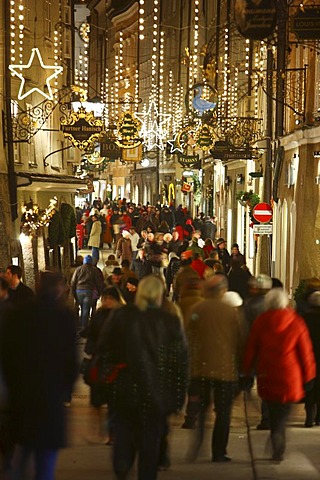 Christmas shopping in the old town of Salzburg, Getreidegasse, Salzburg, Austria, Europe