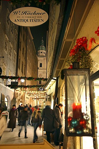 Christmas shopping in the Goldgasse lane, old town, Salzburg, Austria, Europe