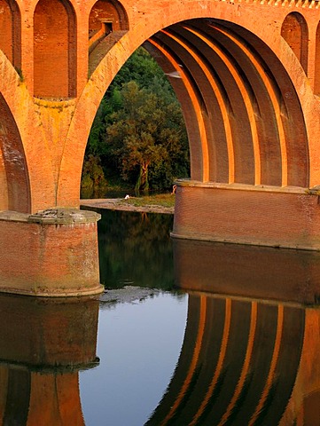 Pont du 22 Aout, 22 August Bridge, over River Tarn, Albi, France, Europe