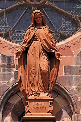 Figure of the Virgin Mary at the entrance to the Freiburg Cathedral, Muensterplatz cathedral square, Freiburg, Baden-Wuerttemberg, Germany, Europe