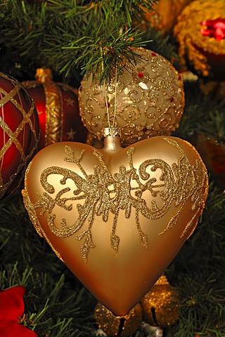 Heart and Christmas bauble as tree ornaments on a Christmas tree, Villa Ambiente, Im Weller, Nuremberg, Middle Franconia, Bavaria, Germany, Europe