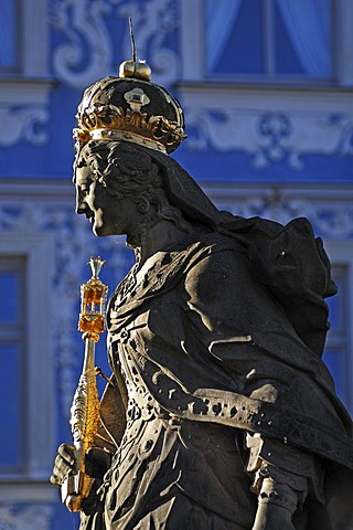 Detail of the statue of Empress Cunigunde with crown and scepter, in the back "Das Blaue Haus" building, Untere Bruecke, Bamberg, Upper Franconia, Bavaria, Germany, Europe