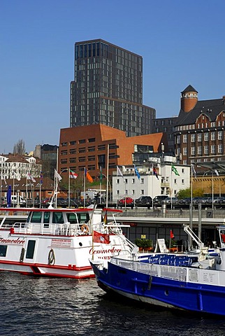 Harbour Hamburg between the Fischmarkt fish market and the Landungsbruecken jetties, St. Pauli district, Elbe river, Hanseatic City of Hamburg, Germany, Europe