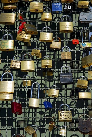 Detail, locks as declarations of love at the Hohenzollernbruecke bridge, Cologne, Rhineland, North Rhine-Westphalia, Germany, Europe