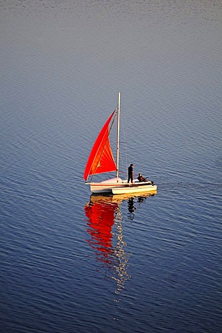 Sailboat, red sail on the Baltic Sea, Biosphaerenreservat Suedost-Ruegen Biosphere Reserve, Ruegen island, Mecklenburg-Western Pomerania, Germany, Europe