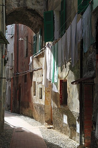 Alley with an archway and laundry hanging to dry, historic town centre of Ventimiglia, province of Imperia, Liguria region, Riviera dei Fiori, Mediterranean Sea, Italy, Europe