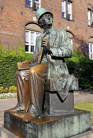 Bronze statue of Hans Christian Andersen in front of city hall, Copenhagen, Zealand, Denmark, Europe