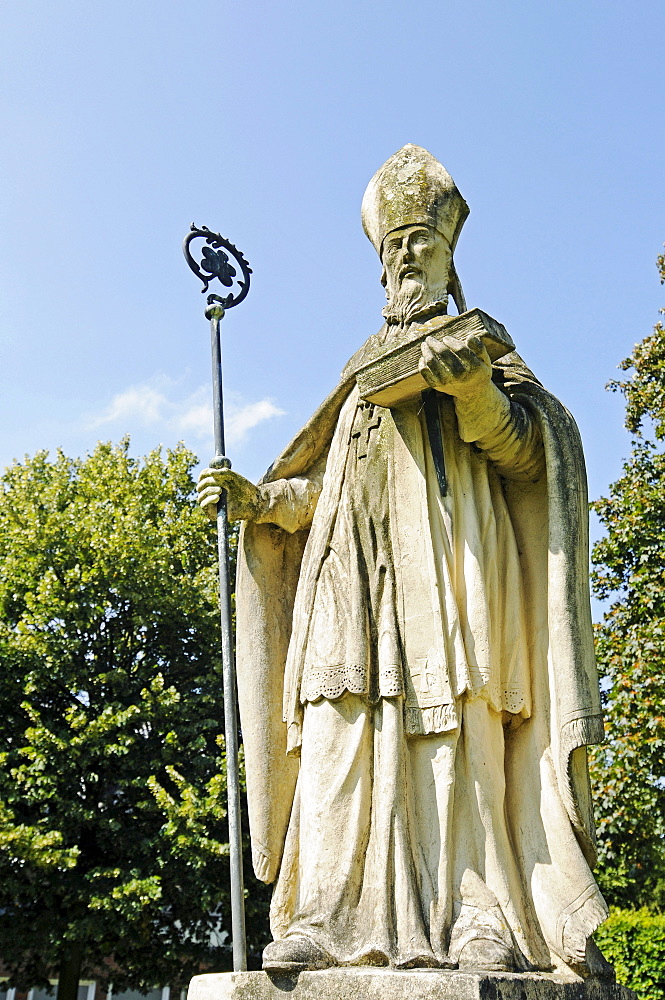 Bishop Bonifatius, statue, Stiftskirche St Bonifatius collegiate church, monastery, church, Freckenhorst, Warendorf, Muensterland region, North Rhine-Westphalia, Germany, Europe