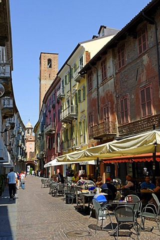 Via Vittorio Emanuele, Alba, Provincia Cuneo, Piemont, Piedmont, Italy, Europe