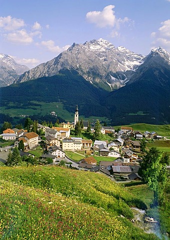 Ftan with the Pisocgruppe range, Lower Engadin, Canton of Grisons, Switzerland, Europe