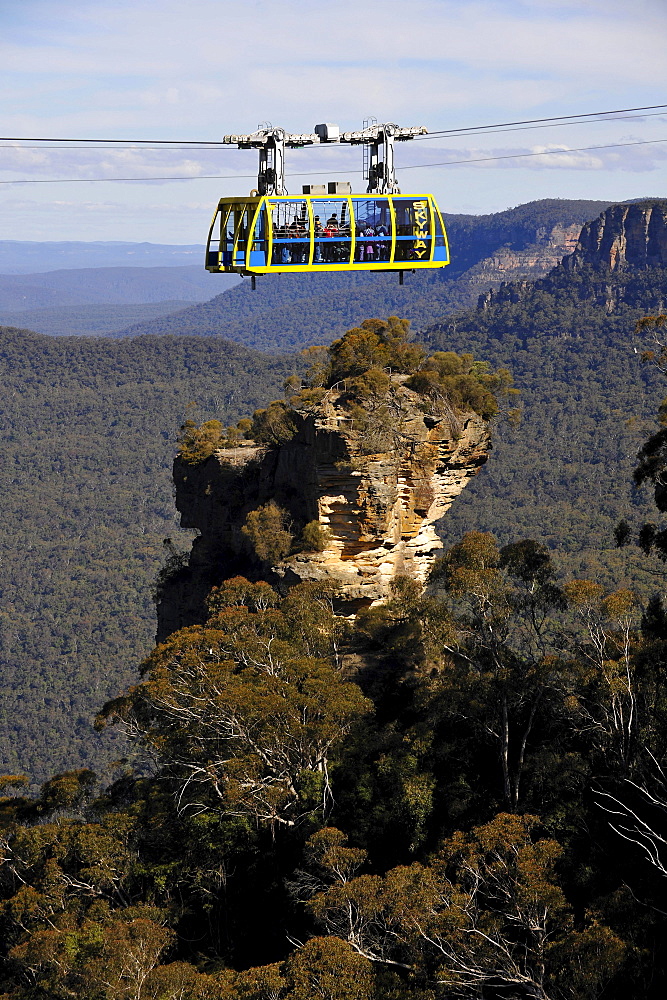 Scenic Skyway cable car from the Scenic World Complex in front of Orphan Rock, Jamison Valley, Blue Mountains National Park, New South Wales, Australia