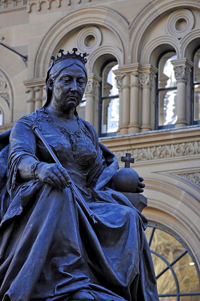 Bronze statue of Queen Victoria in front of the QVB, Queen Victoria Building, shopping centre, Druit Street, Bicentennial Plaza, Sydney, New South Wales, Australia