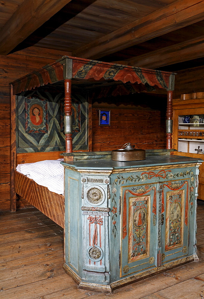 Sleeping chamber with a painted four-poster-bed from 1850, Fuessinger House from Siebratsreute, Wolfegg Farmhouse Museum, Allgaeu, Upper Swabia, Baden-Wuerttemberg, Germany, Europe