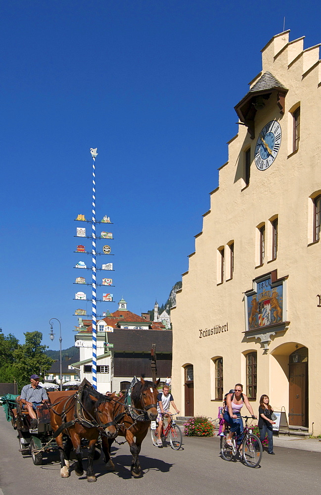 Braeustueberl brewpub in Hohenschwangau with a view of Schloss Neuschwanstein Castle, Fuessen, Allgau, Bavaria, Germany, Europe