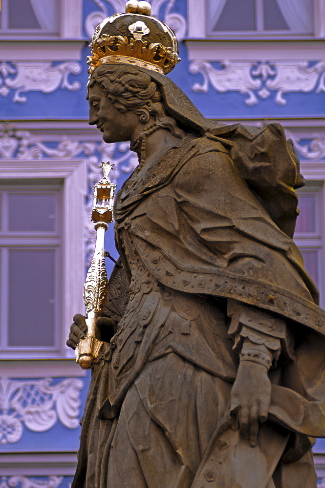 Statue of the Empress Cunigunde, 980-1033, in the back the "Blaues Haus" house, Untere Bruecke, Bamberg, Upper Franconia, Bavaria, Germany, Europe