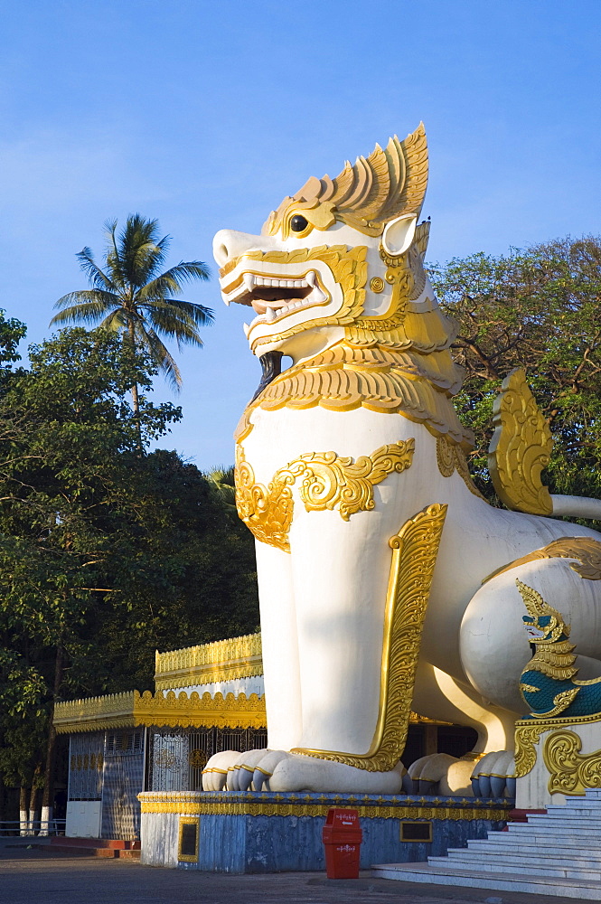 Temple guardian at the Shwedagon pagoda, Buddhist temple, Rangoon, Yangon, Burma, Burma, Myanmar, Asia