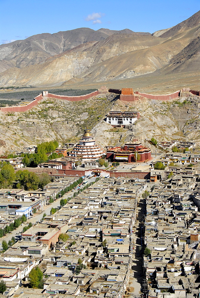 Tibetan Buddhism, Pelkor Choede Monastery with a Kumbum stupa behind the historic centre, Balkor Monastery, Gyantse, Himalayas, Tibet Autonomous Region, People's Republic of China, Asia