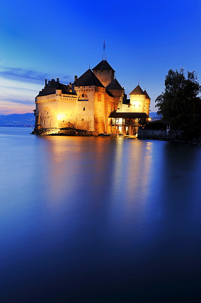 Chillon Castle on Lake Geneva at night, Veytaux, Montreux, Switzerland, Europe