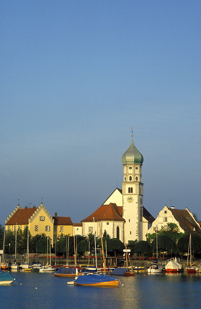 Townscape of Wasserburg, church of St. George, boats, Lake Constance, Baden-Wuerttemberg, Germany, Europe