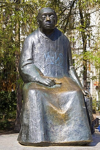 Sculpture of Kaethe Kollwitz, by Gustav Seitz on Kollwitzplatz Square, Prenzlauer Berg, Pankow, Berlin, Germany, Europe