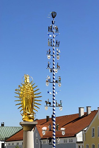 Marian column and maypole, market square Waldkirchen, Bavarian Forest, Lower Bavaria, Germany, Europe