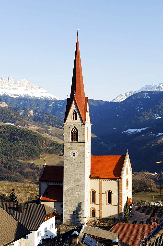 Parish church Saint Lucia, Unterinn in front of Rosengarten and Latemar mountain ranges, Ritten South Tyrol, Italy