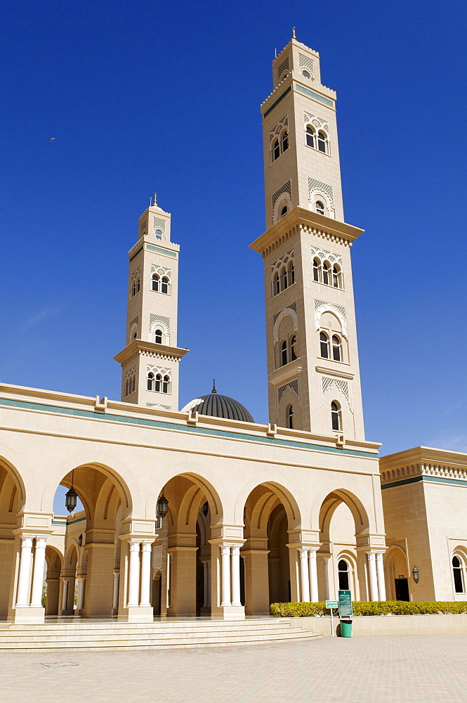 Modern mosque at Bahla, Hajar al Gharbi Mountains, Dhakiliya Region, Sultanate of Oman, Arabia, Middle East