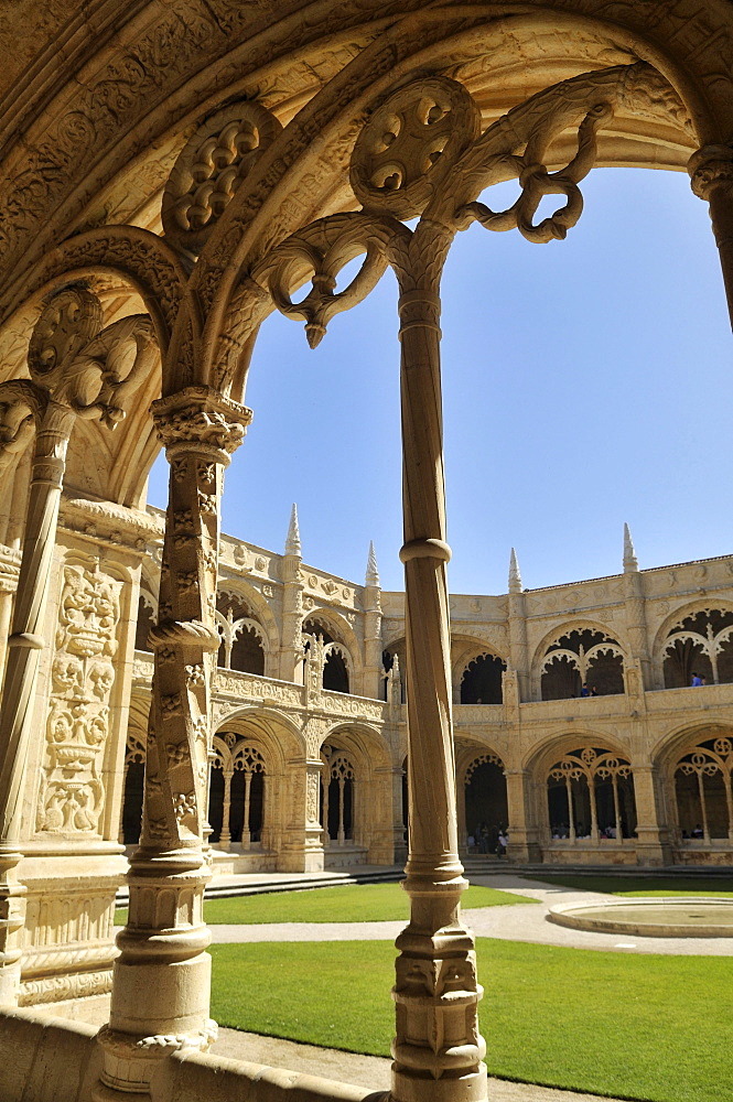 Two-storeyed cloister in the enclosure, Claustro, of the Hieronymites Monastery, Mosteiro dos Jeronimos, UNESCO World Heritage Site, Manueline style, Portuguese late-Gothic, Belem, Lisbon, Portugal, Europe