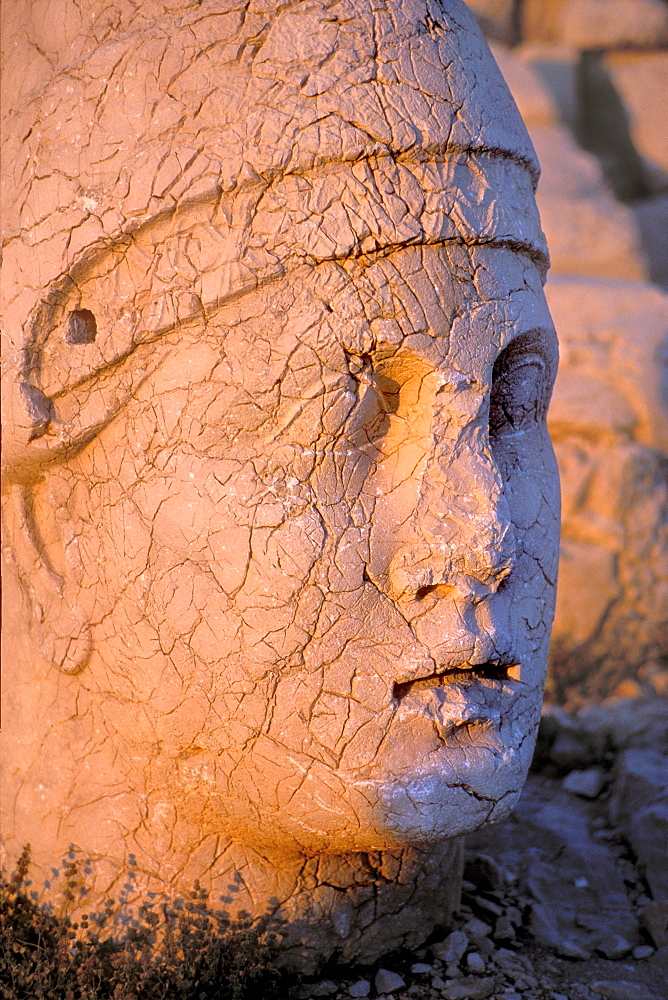 Statue of Antiochus at the summit of Mt. Nemrut Dag, Diabakyr, Anatolia, Turkey