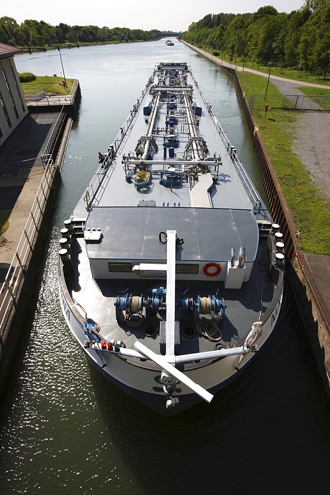 Lock at the Wesel-Datteln-Canal, for inland freight ships, locks near Dorsten, North Rhine-Westphalia, Germany, Europe