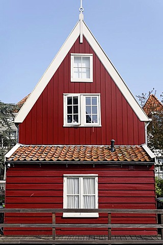 Small, red wooden house, historic city De Rijp near Alkmaar, Province of North Holland, Netherlands, Europe