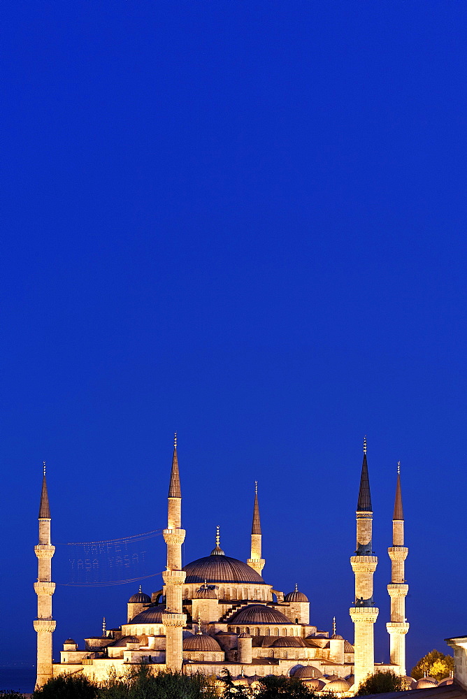 Illuminated Blue Mosque, Sultan Ahmet Camii, Sultanahmet, Istanbul, Turkey