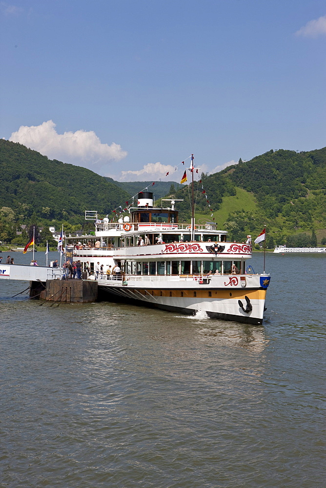 The Rheinallee street in Boppard with moorings for boats, Boppard, Rhein-Hunsrueck-Kreis district, Rhineland-Palatinate, Germany, Europe