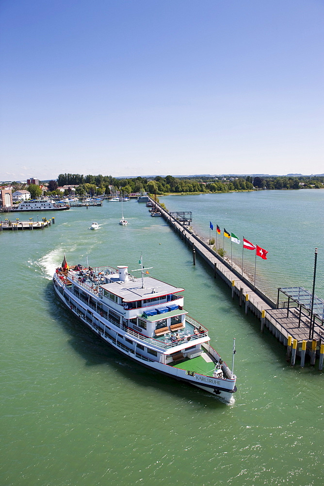 Tourist boat leaving Friedrichshafen Harbour, Friedrichshafen on Lake Constance, Baden-Wuerttemberg, Germany, Europe