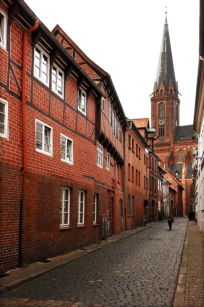 Alley with historic buildings, St. John's Church in the back, brick Gothic, Lueneburg, Lower Saxony, Germany, Europe