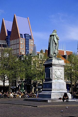 Statue of William of Orange, Willem van Oranje on Plein Square, in front of a modern office building, The Hague, Province of South Holland, Zuid-Holland, Netherlands, Benelux, Europe