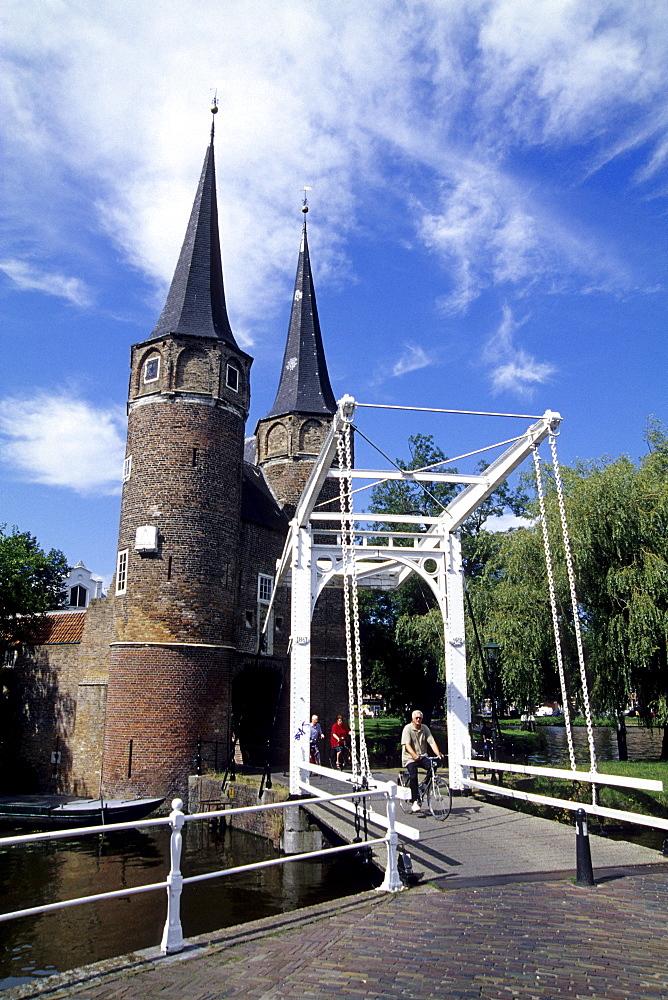 Drawbridge and Oostpoort, a medieval town gate in the east of the city of Delft, province of South Holland, Zuid-Holland, Netherlands, Benelux, Europe